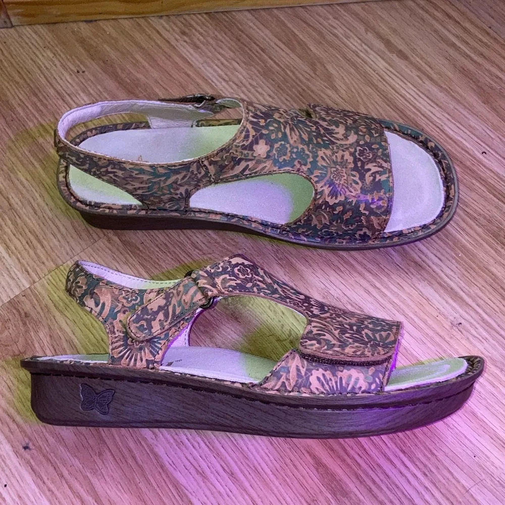 NWOT Algeria Viki Leather Floral Sandal Country Road Tan Green sz 38 / 8 - Picture 2 of 11